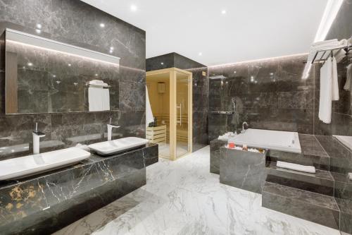 翡翠酒店的一间浴室