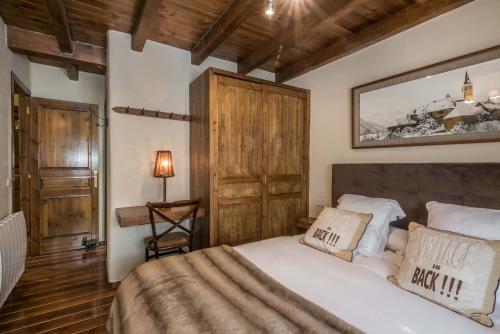 加洛斯Solei by FeelFree Rentals的一间卧室设有一张大床和木制天花板