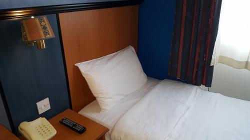 卡茨沃斯酒店客房内的一张或多张床位