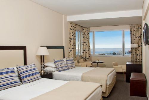 玛德琳港瓦尔德斯半岛酒店的酒店客房设有两张床和大窗户。