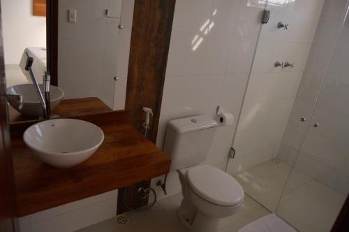 SêrroPousada Mariana的浴室配有卫生间、盥洗盆和淋浴。