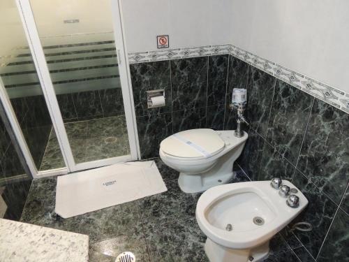 墨西哥城Lisboa Hotel的浴室配有卫生间、淋浴和盥洗盆。