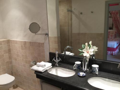 弗尔内克拉斯住宿加早餐旅馆的浴室设有2个水槽、卫生间和镜子。
