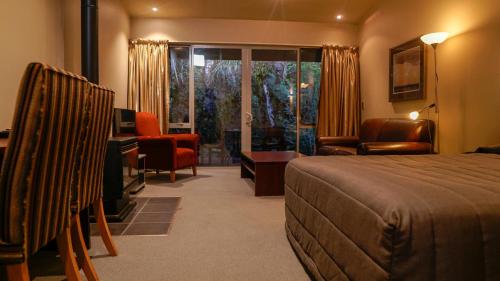 弗朗兹约瑟夫朋加树林的酒店客房设有床和客厅。