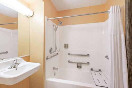 Girard扬斯敦/吉拉德俄亥俄州温德姆戴斯套房酒店的一间带水槽和淋浴的浴室