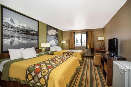 Kremmling克丽姆林速8酒店的酒店客房设有两张床和一台平面电视。