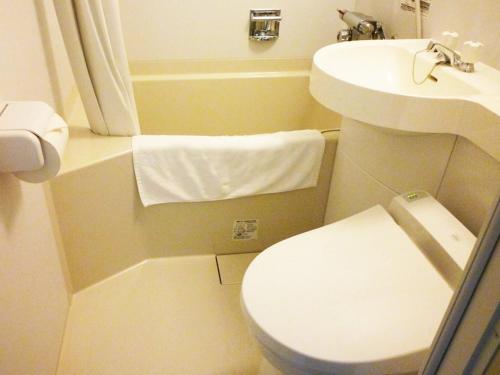 千岁一区千岁酒店的一间带卫生间和水槽的小浴室
