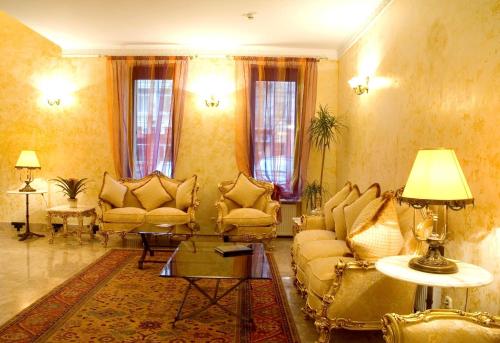 第聂伯罗Optima Collection Dnipro的带沙发、椅子和桌子的客厅