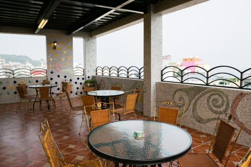 小琉球岛采蝶法拉民宿的用餐室设有桌椅和窗户。