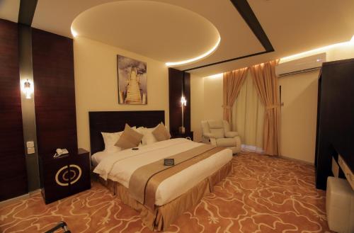奈季兰Golden Night Hotel的配有一张床和一把椅子的酒店客房