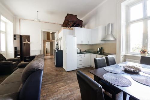 布达佩斯Urban Rooms的厨房以及带桌椅的起居室。
