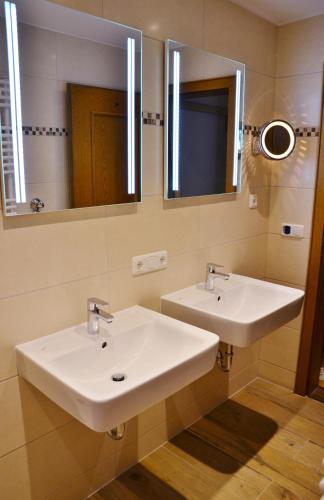 柯尼希斯湖畔舍瑙Ferienwohnung Hirscherl的浴室设有2个水槽和2个镜子