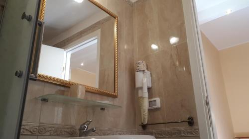 罗马亚提斯酒店的一间带水槽和镜子的浴室
