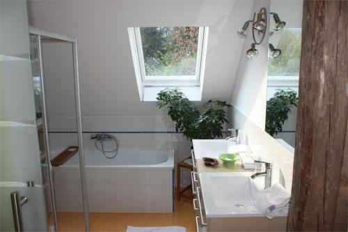 施泰因茨Hotel und Freizeitanlage Rauch-Hof的浴室配有盥洗盆和浴缸。