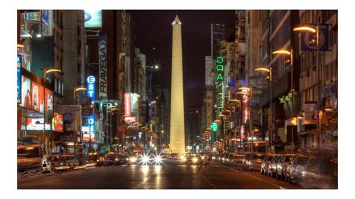 布宜诺斯艾利斯Dg Apart Obelisco的一条晚上有高楼城市街道