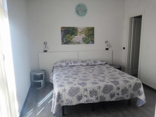 蒙特罗索阿尔马雷阿尔伯格卡鲁吉奥酒店的一间卧室配有一张床和被子