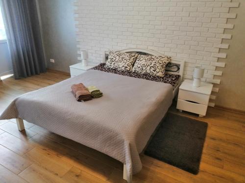 切尔尼戈夫Apartment "Provence"的一间卧室设有一张大床和白色砖墙
