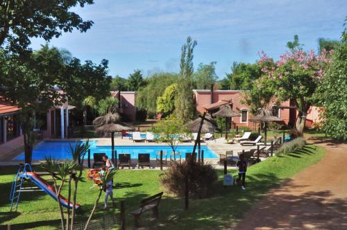 科隆Cabañas del Ysyry的一个带游乐场和游泳池的度假村