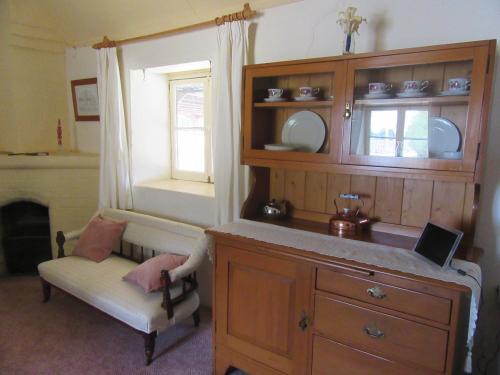 MarrangarooFernbrook Cottage的客房设有橱柜、椅子和窗户。