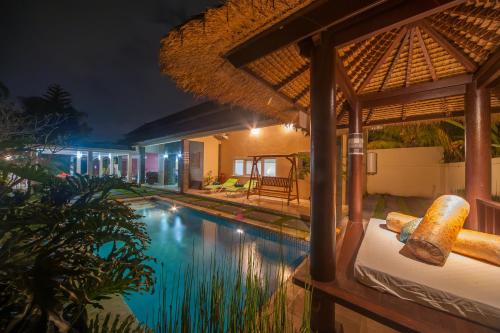 乌布Villa Damai Ubud的夜间带游泳池的别墅