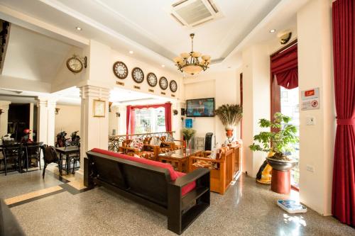 下龙湾Hạ Long Starlight Hotel的带沙发的客厅和用餐室