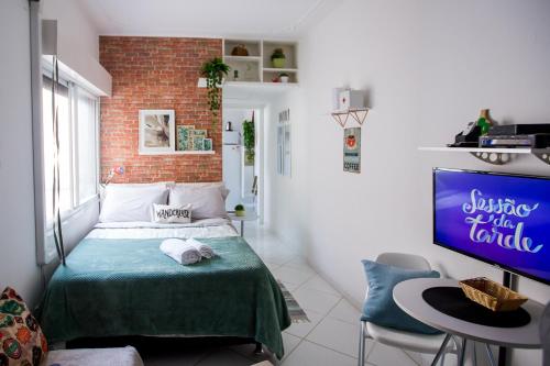 阿雷格里港Sossego na Cidade Baixa的一间卧室设有一张床和砖墙