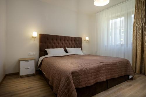 帕兰加Vila Elegancija的一间卧室设有一张大床和一个窗户。