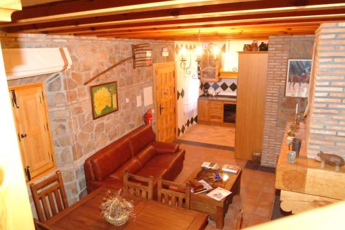 Navas de EstenaCasa Rural María Victoria的客厅配有沙发和桌子