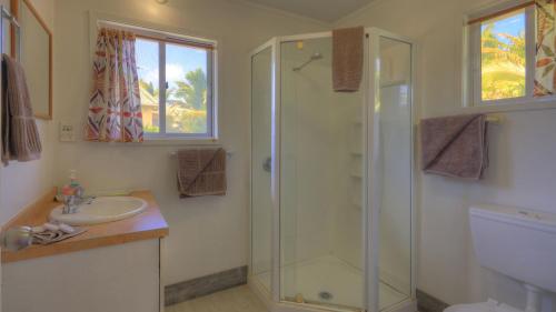 拉罗汤加热带金沙酒店的带淋浴和盥洗盆的浴室