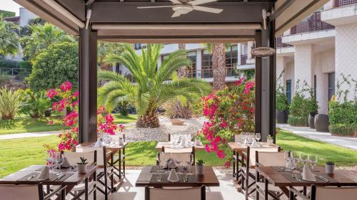 厄尔-汝姆披多朗皮多精品度假酒店的度假村的用餐区配有桌椅