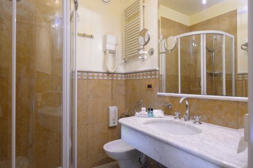 索托马里纳Hotel Bristol的浴室配有卫生间、盥洗盆和淋浴。