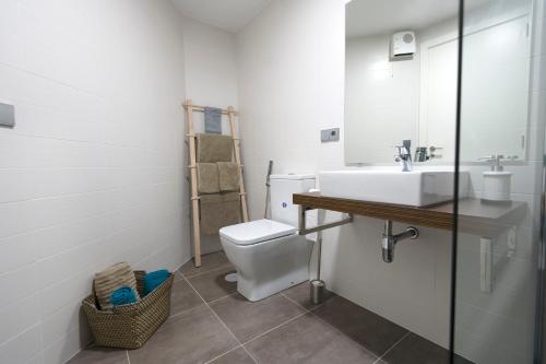 拉科鲁尼亚Maria Pita的浴室配有白色水槽和卫生间。