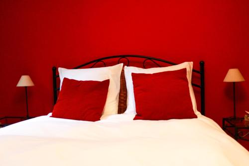 ZoerselDe Loteling的红色卧室配有白色的床和红色枕头