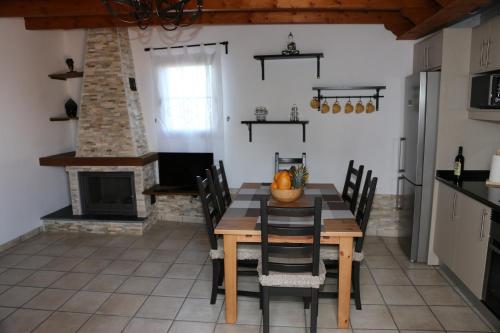 蓬塔利亚纳Casa El Molino的厨房以及带木桌和椅子的用餐室。