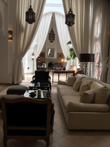 阿加迪尔里亚德斯高尔夫球酒店的客厅配有沙发和桌子