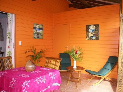 Rivière-SaléeVilla Manguier的橙色客房,在门廊上配有桌椅