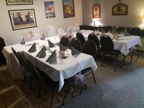 Kněževes皮洛塔餐馆及旅馆的一组桌子,上面有白色的桌布和椅子