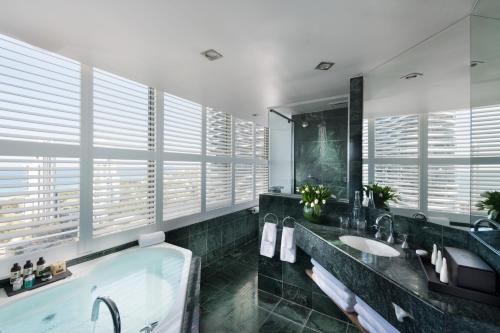 黄金海岸索菲特宽滩酒店的一间浴室