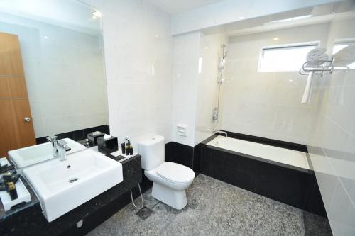 班吉特纳拉酒店的浴室配有盥洗盆、卫生间和浴缸。