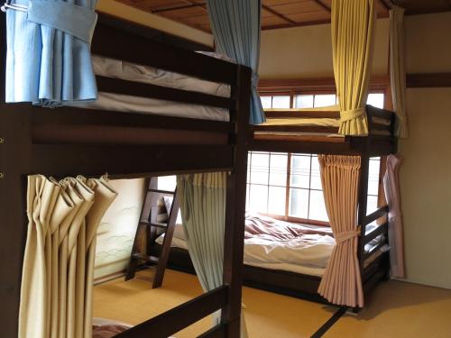 直岛町Guest house Roji to Akari的客房内的一组双层床