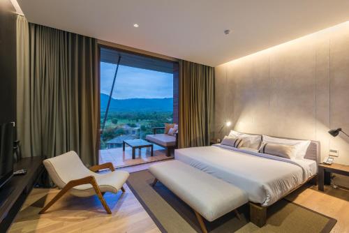 Pak ChongKhaoyai Luxury Pool Penthouse at ATTA的一间卧室设有一张大床和一个大窗户