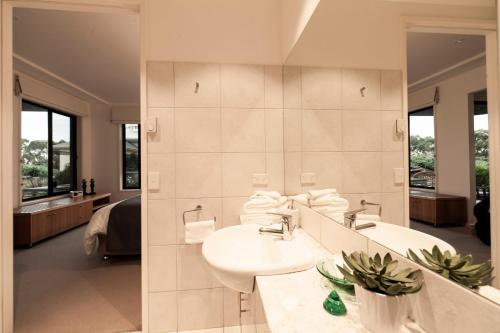 卡尔斯菲利普岛山顶公寓酒店的一间带两个盥洗盆和大镜子的浴室