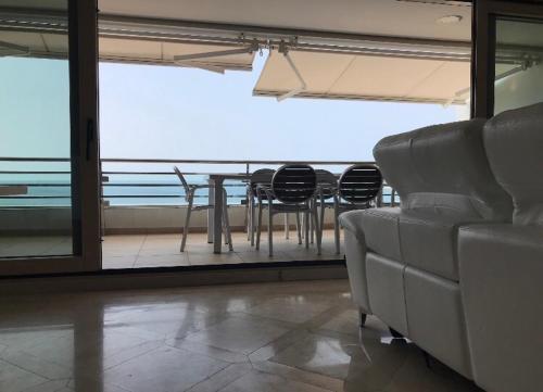 塞辛布拉Praia da California Apartment的客厅配有沙发和桌椅