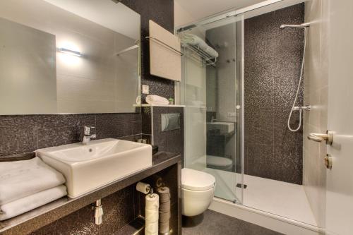 圣地亚哥－德孔波斯特拉黑山波斯特拉酒店的一间带水槽、卫生间和淋浴的浴室