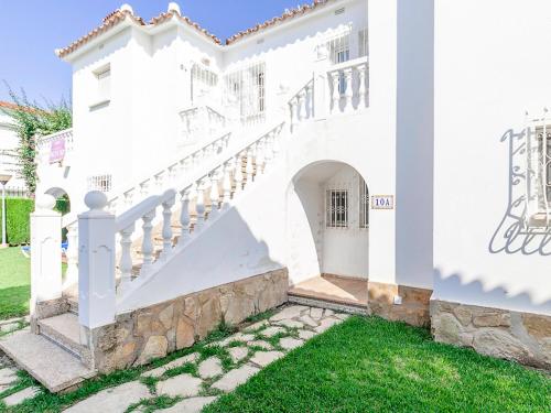 Casas DevesaApartment Club Sevilla by Interhome的白色的房子,有楼梯,绿草