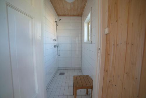 GullesfjordGullesfjord Camping的带淋浴的浴室和长凳