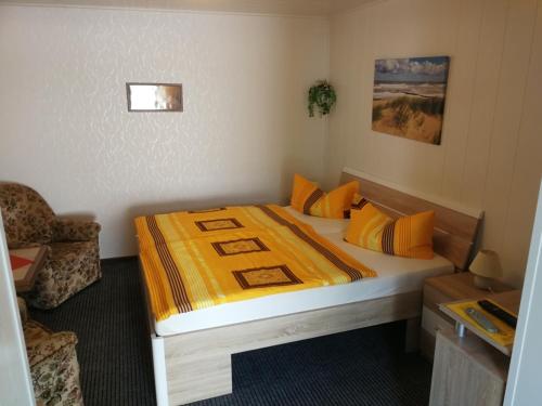 青斯特Zingster Ostseeklause的一间卧室配有一张黄色毯子床