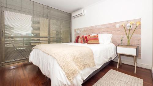 圣地亚哥Vitacura Grove的卧室设有一张白色大床和一扇窗户。