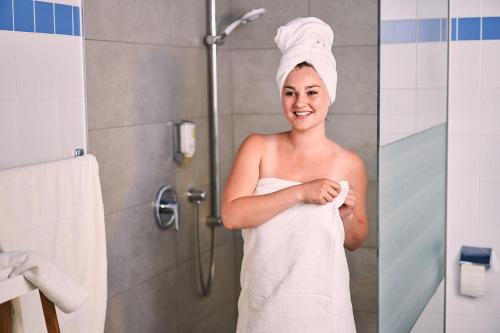 维也纳欧罗帕豪斯维也纳酒店的女犯,在浴室里头戴毛巾