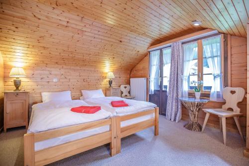 尚佩里Guest House du Grand Paradis - On Piste的一间卧室配有一张带两个红色枕头的床